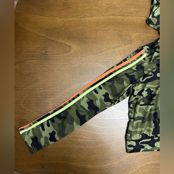 Woman’s Jolie + Joe Medium Pullover Green Camo Sweatshirt With Hood (0347) - Picture 7 of 8